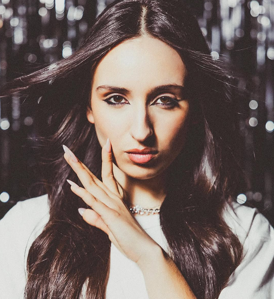 photo d'ambre Jadah avec les cheveux au vent