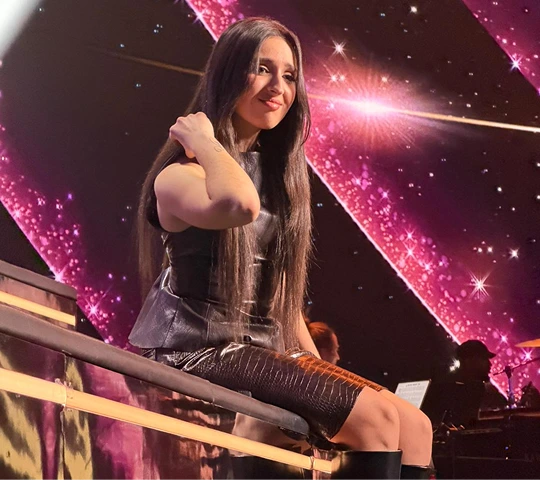 amber jadah sur une estrade